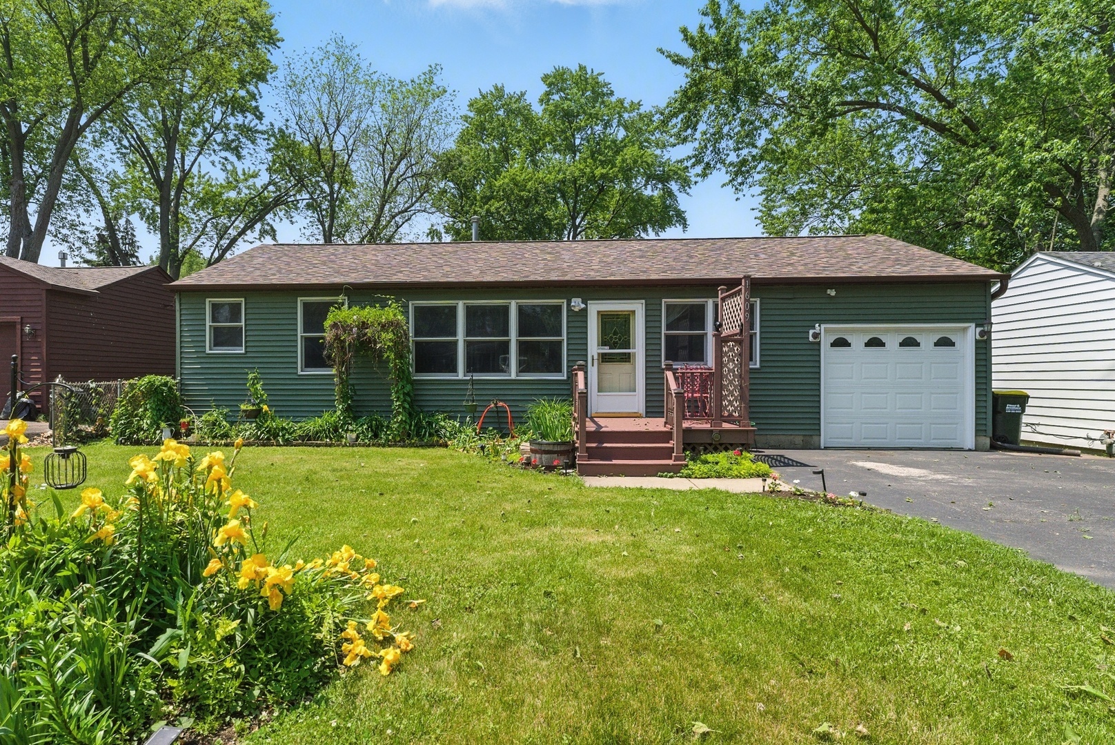 Property Photo: 1609 Meadow Lane IL 60050