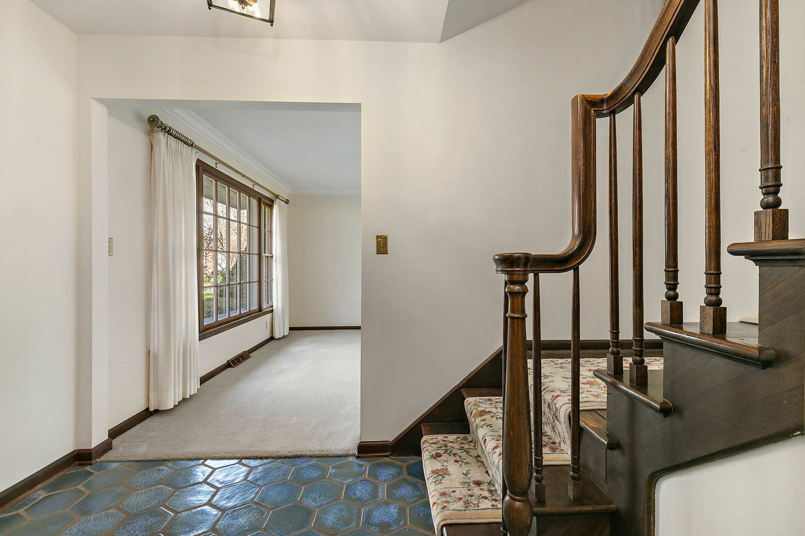 Property Photo: 110 Ilehamwood Drive IL 60115