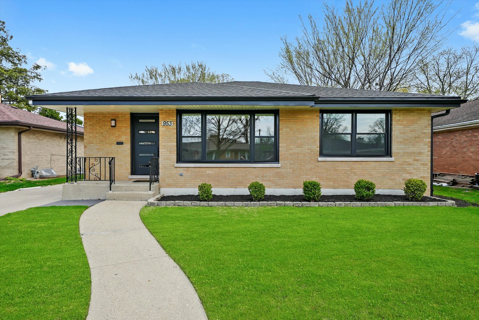 Property Photo: 953 S Parkside Avenue IL 60126