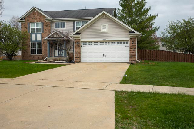 Property Photo: 818 N Edgewater Lane IL 60404