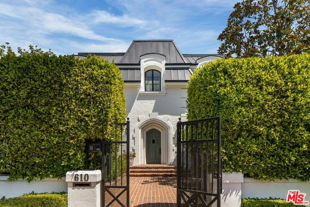 Property Photo:  610 N Canon Drive  CA 90210 