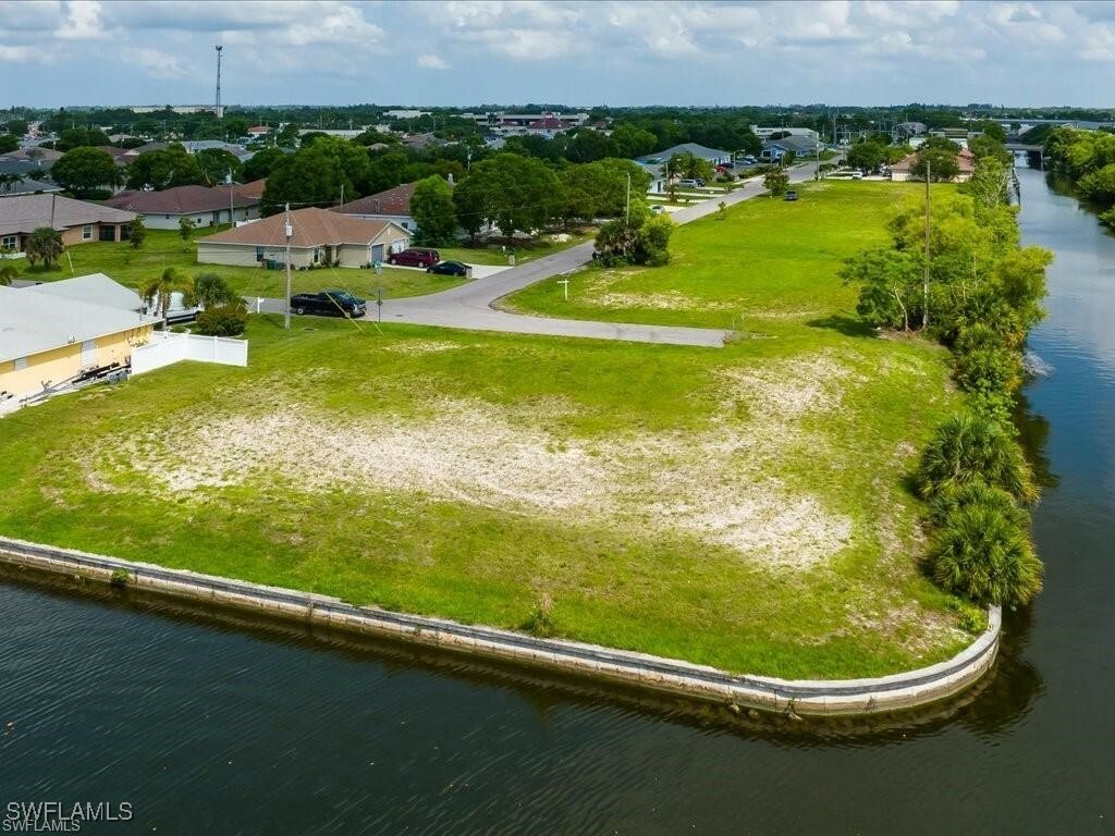 Property Photo: 1001 SE 12th Lane FL 33990