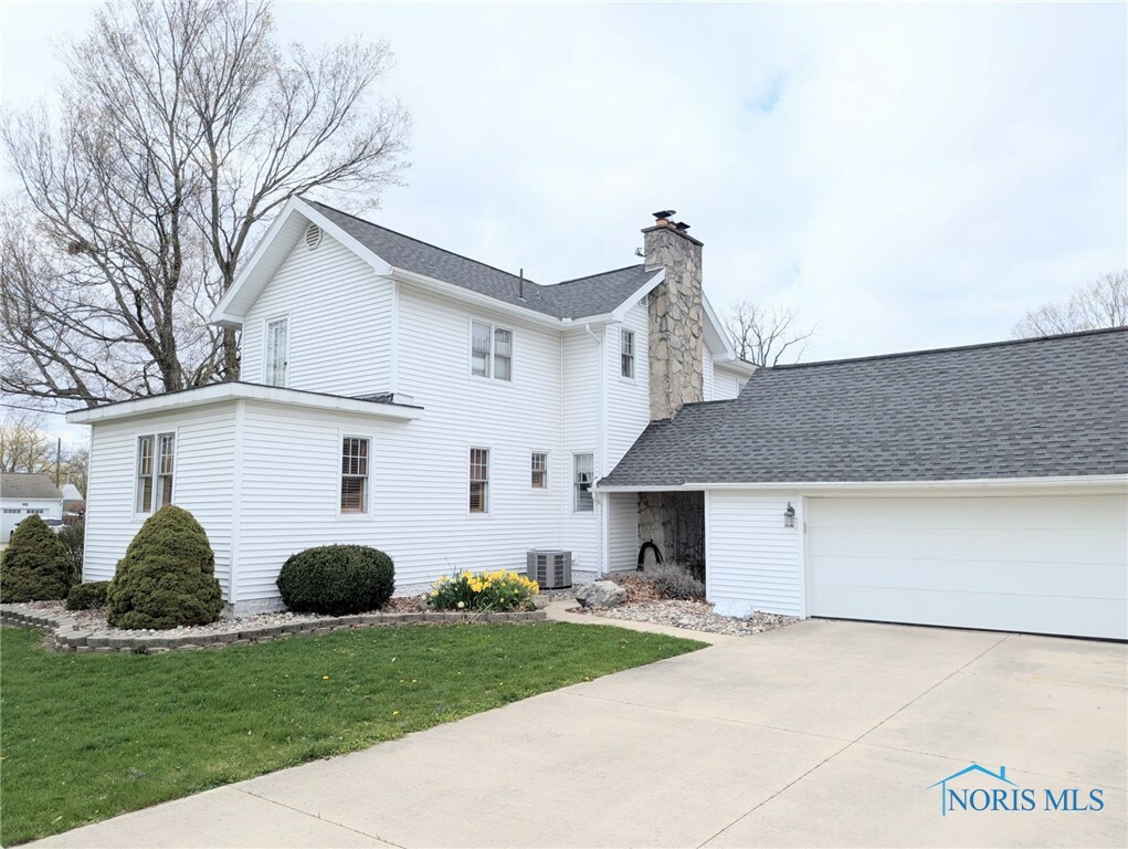 Property Photo: 313 E Lynn Street OH 43517