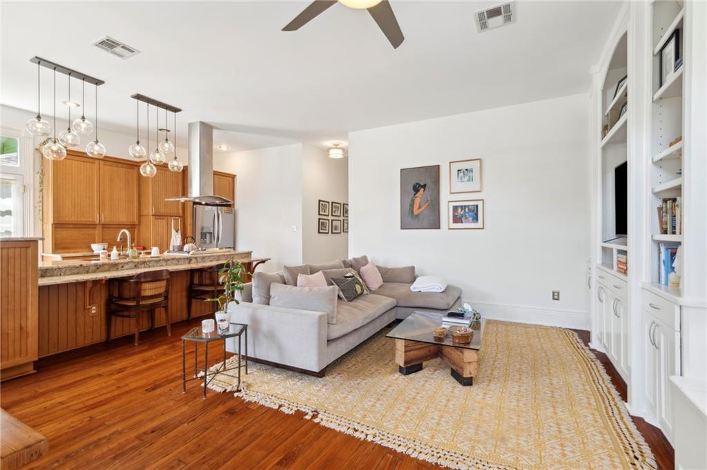 Property Photo: 943 N Rendon Street LA 70119