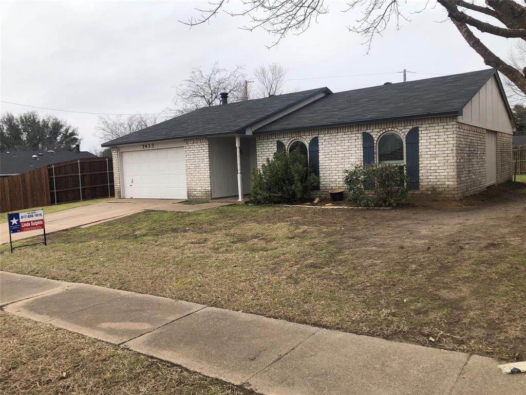 Property Photo: 7433 Sandhurst Lane S TX 76182