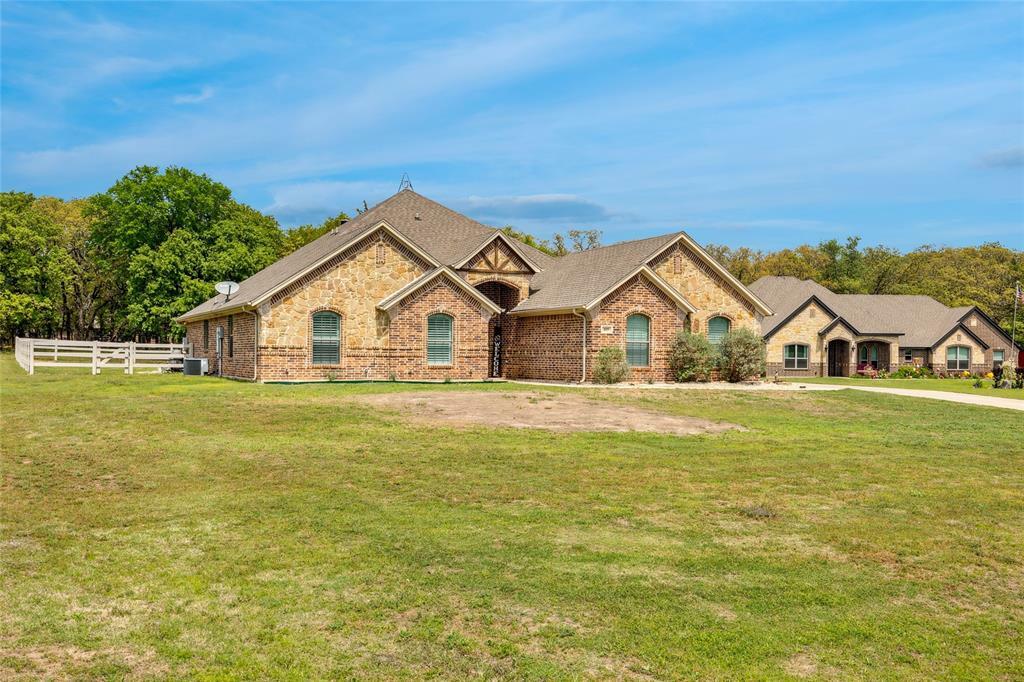 Property Photo: 115 Lyndsey Court TX 76023