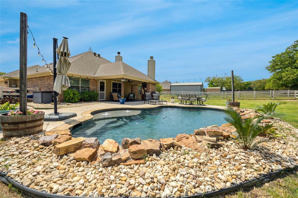 Property Photo: 115 Lyndsey Court TX 76023