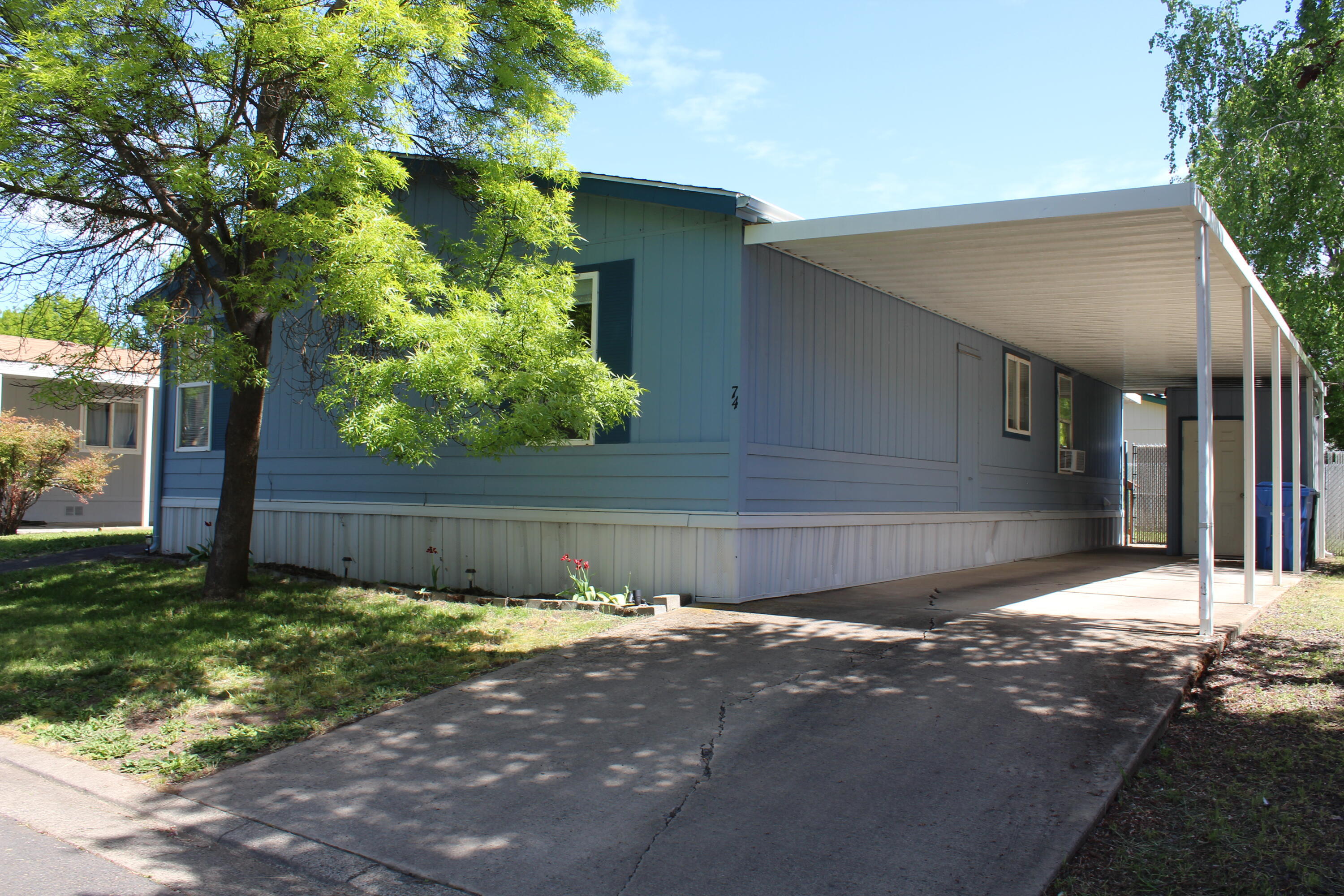Property Photo: 633 E Archwood Drive 74 OR 97524