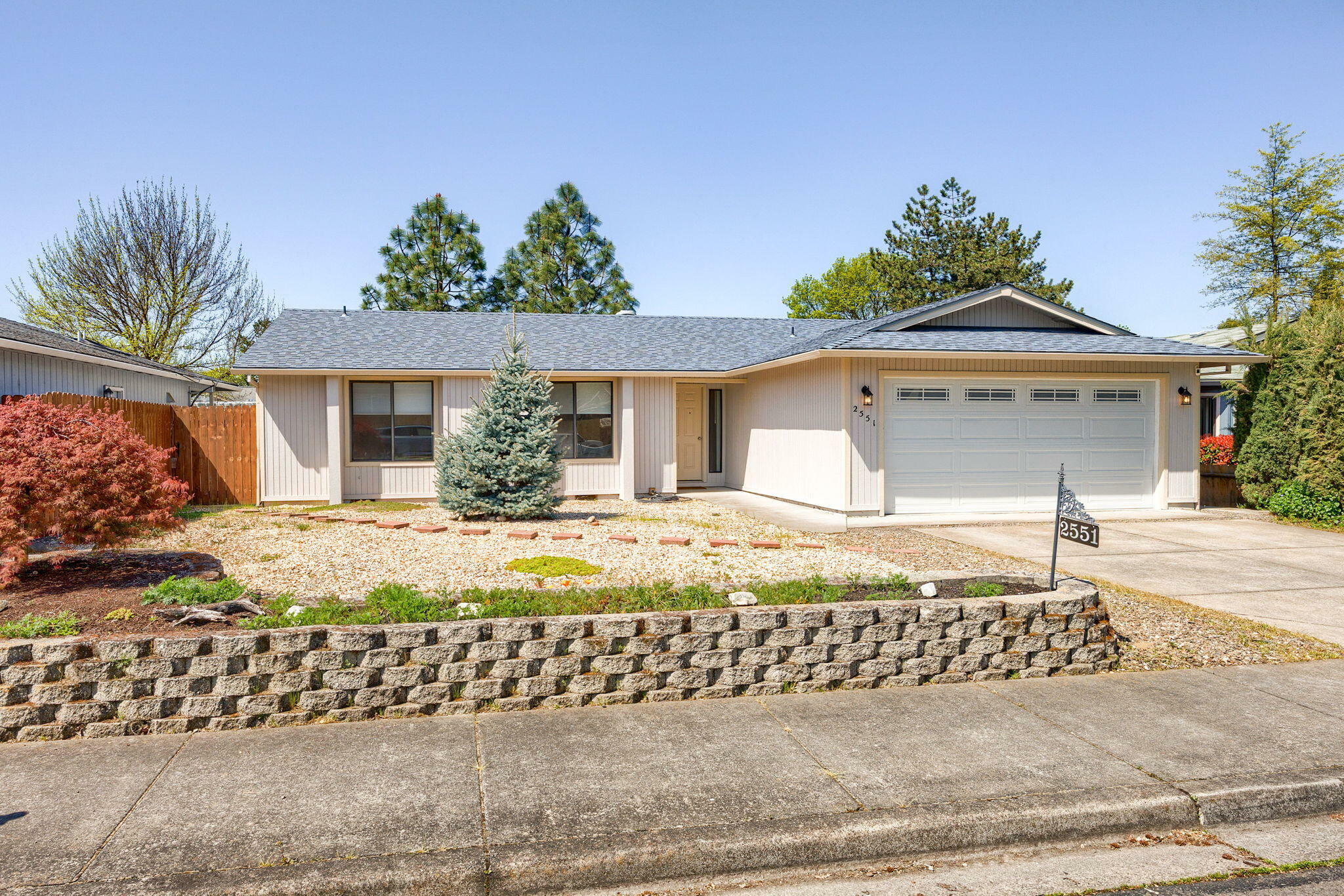 Property Photo: 2551 Paloma Avenue OR 97504