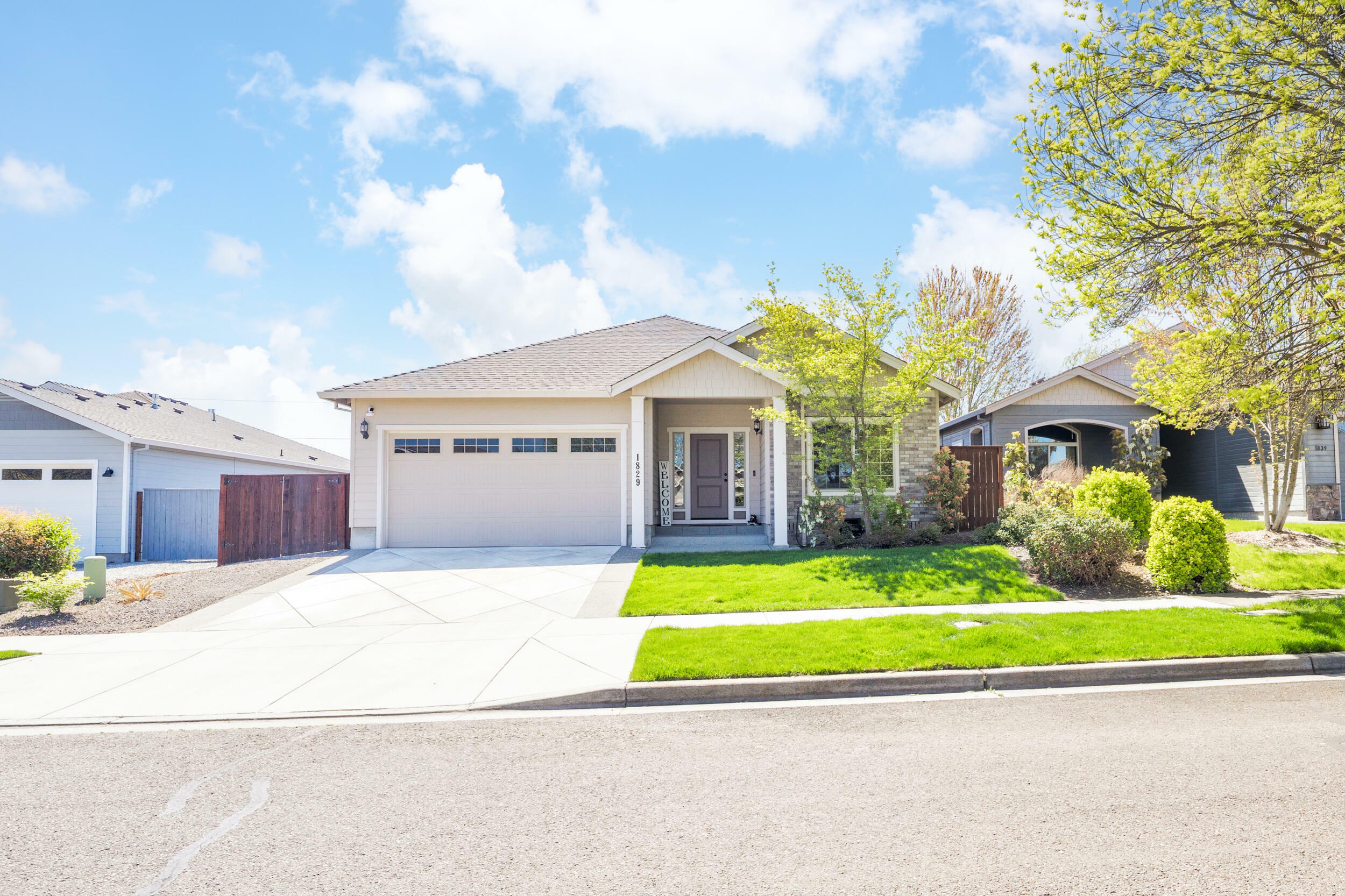 Property Photo:  1829 Windward Drive  OR 97501 