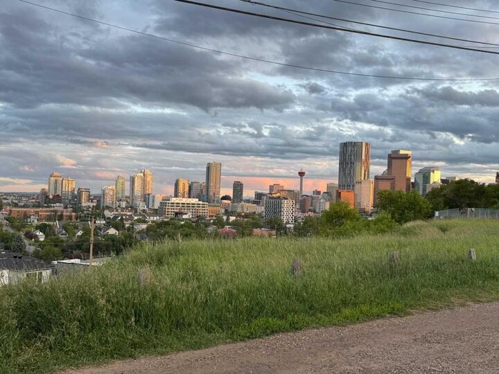 Photo de la propriété:  721 7 Avenue NE  AB T2E 0N6 