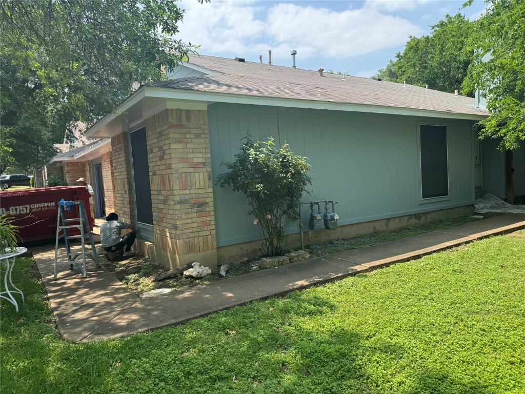Property Photo: 2108 Redwing Way Way TX 78664