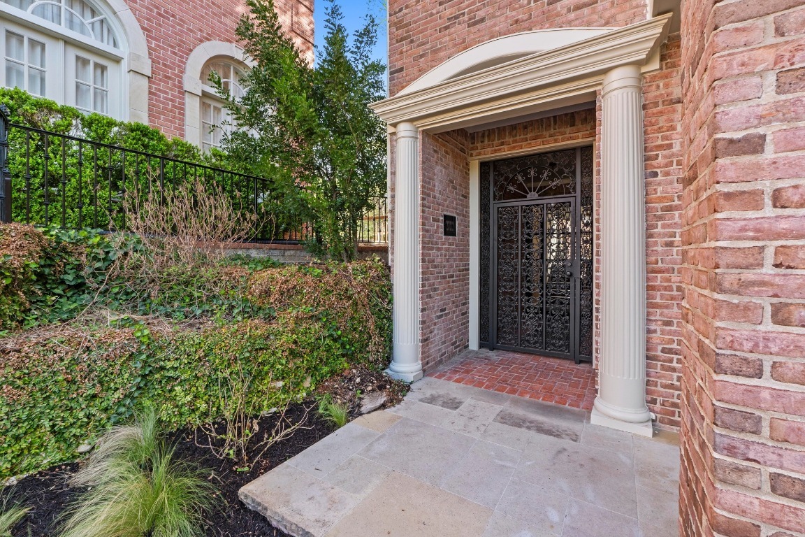 Property Photo: 2702 Hillview Green Lane TX 78703