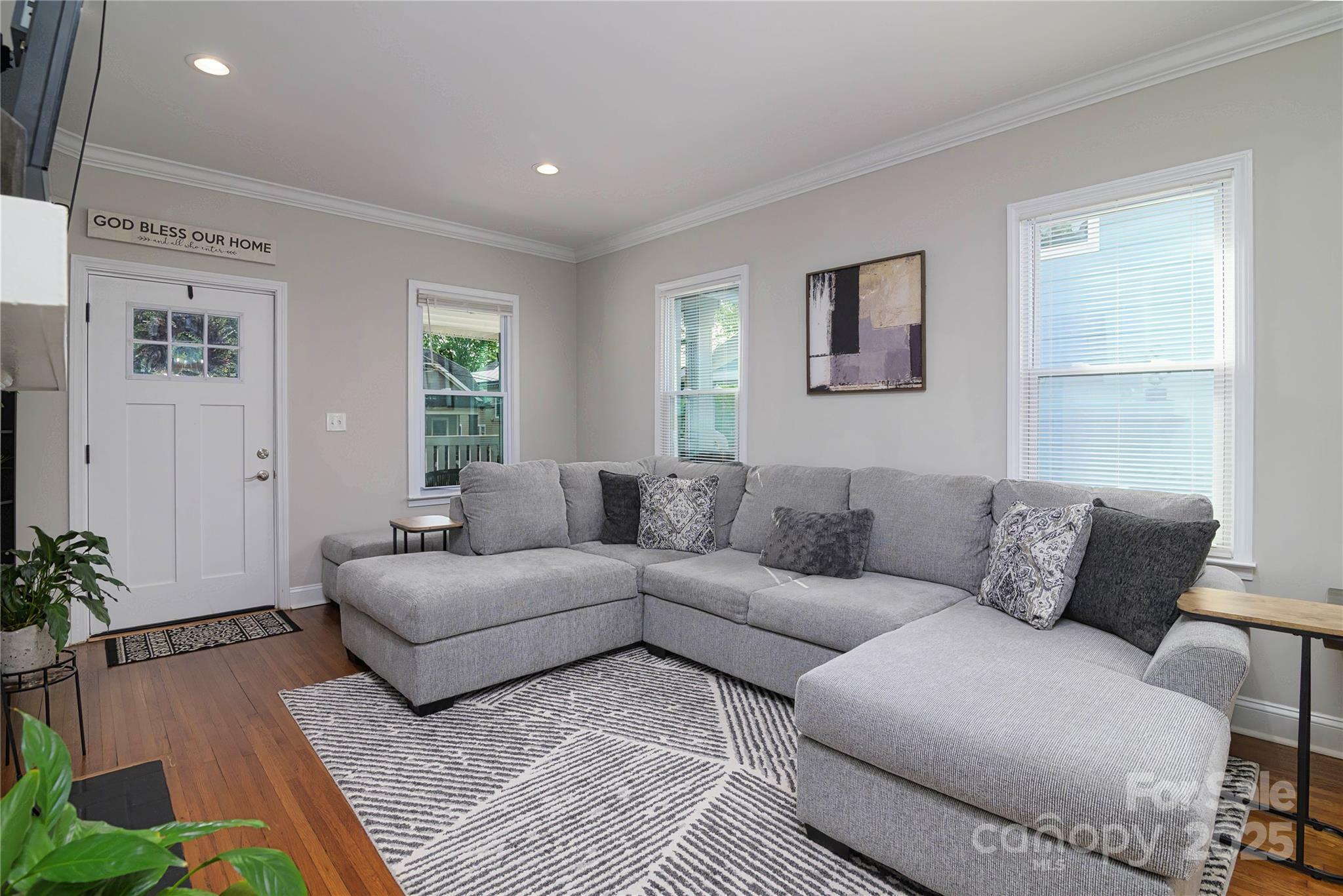 Property Photo: 2124 Roslyn Avenue NC 28208
