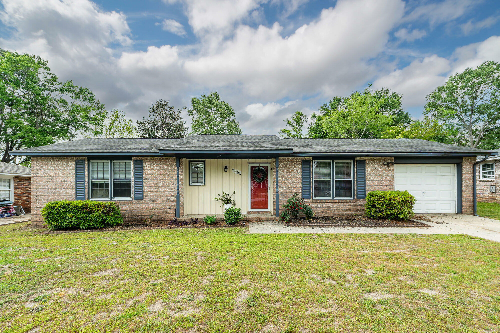 Property Photo: 7655 Ovaldale Drive SC 29418
