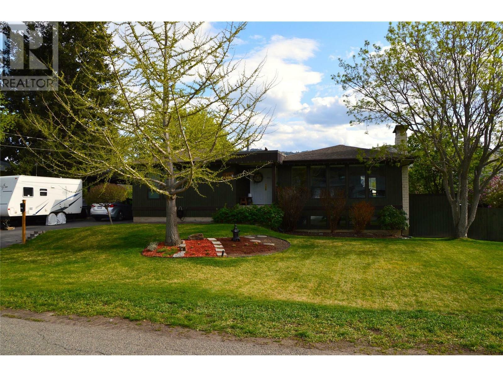 Property Photo: 876 Shelan Place BC V2B 5T4