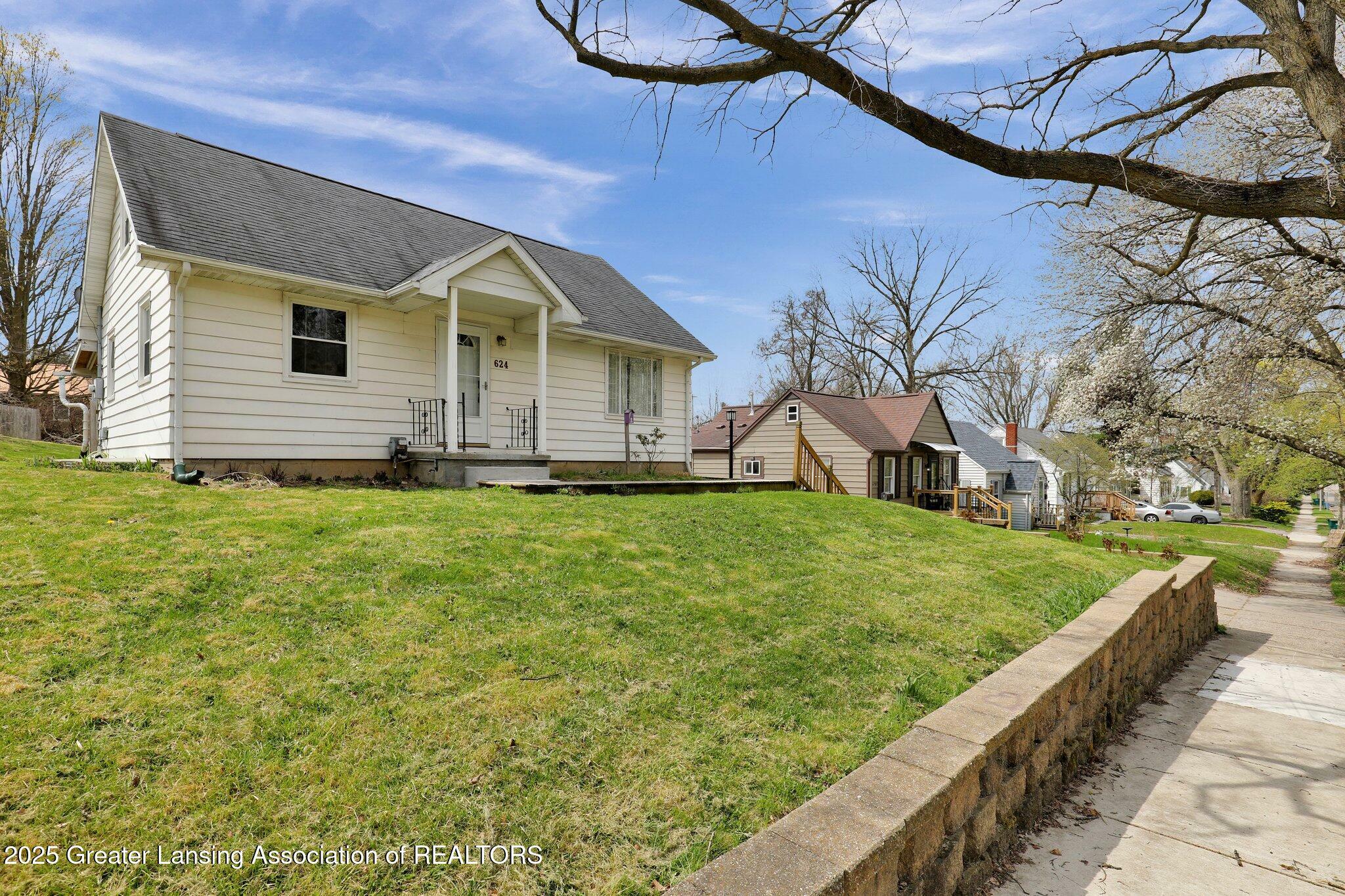 Property Photo:  624 Vernon Avenue  MI 48910 