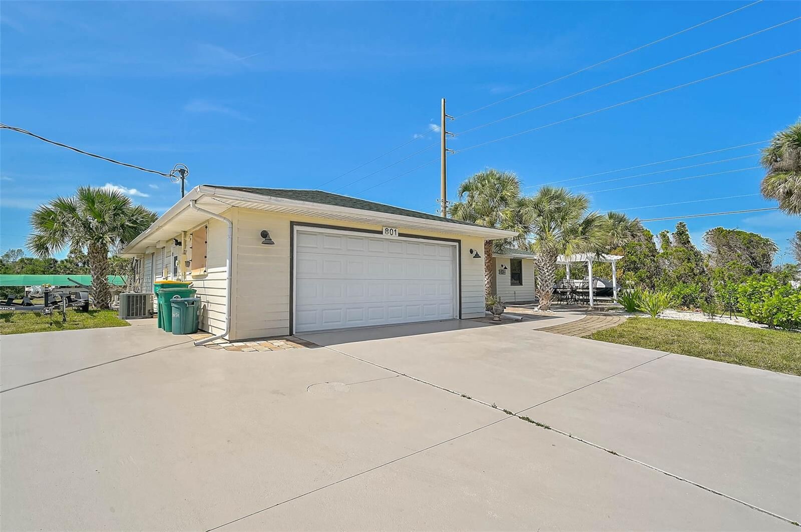 Property Photo:  801 E 5th Street  FL 34223 