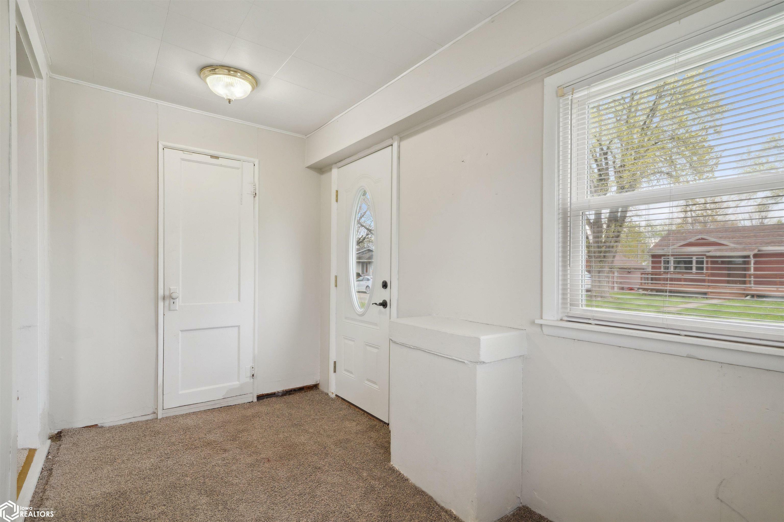 Property Photo: 202 Lynn Street IA 52625