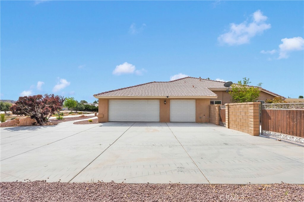 Property Photo: 19501 Kinai Road CA 92307