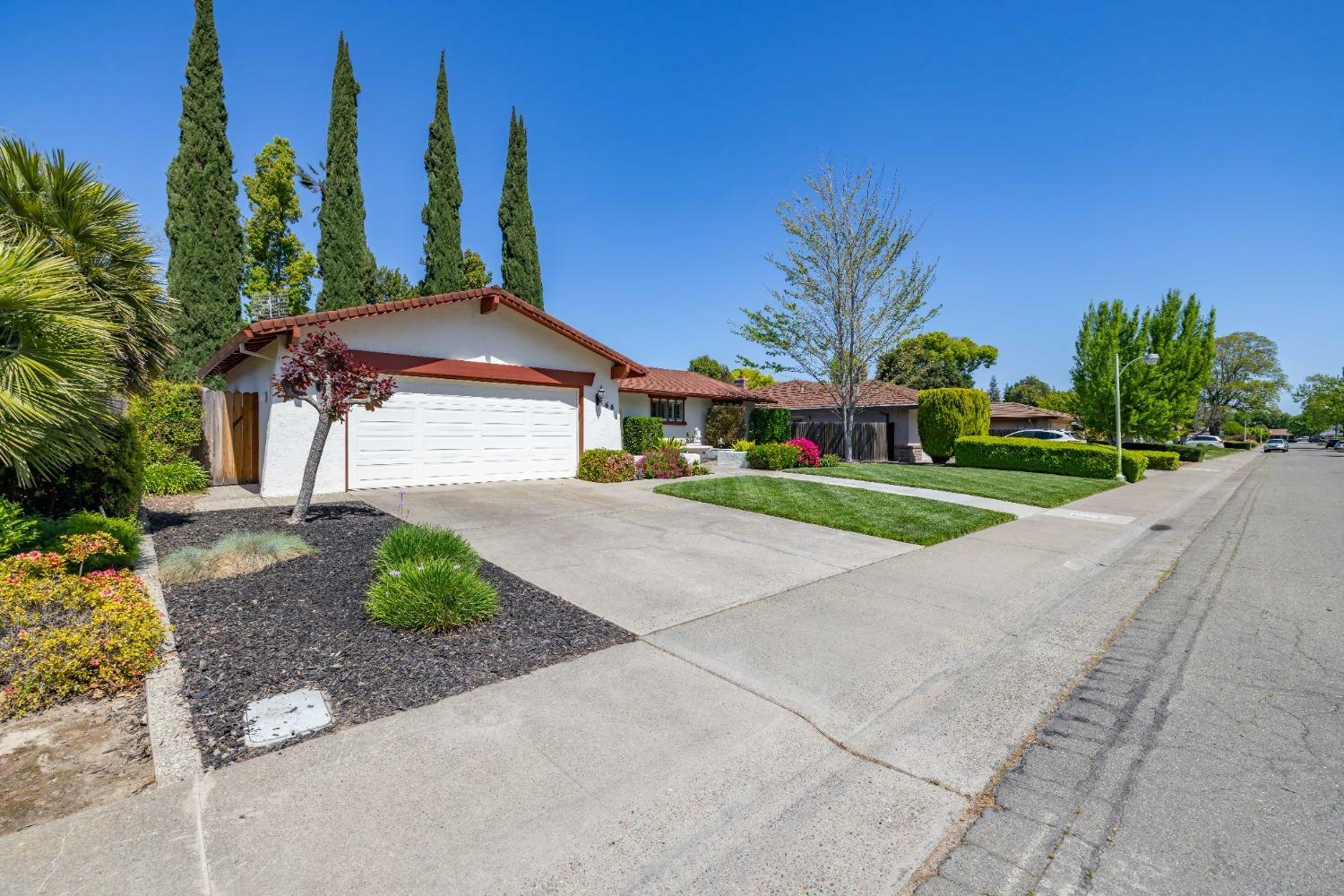 Property Photo: 66 Starglow Circle CA 95831