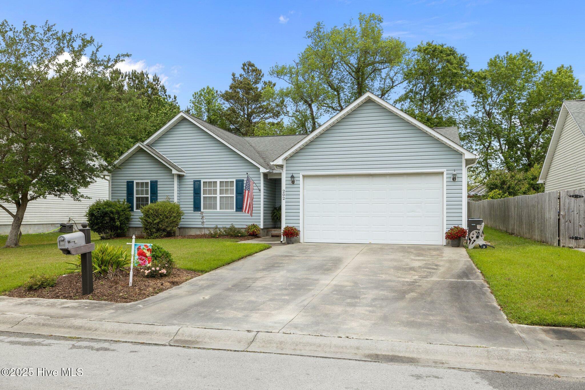 Property Photo: 202 Two Oaks Court NC 28570