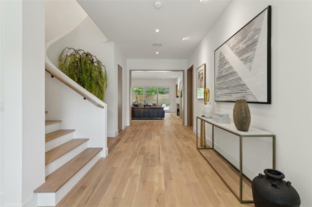 Property Photo: 7114 Pasadena Avenue TX 75214