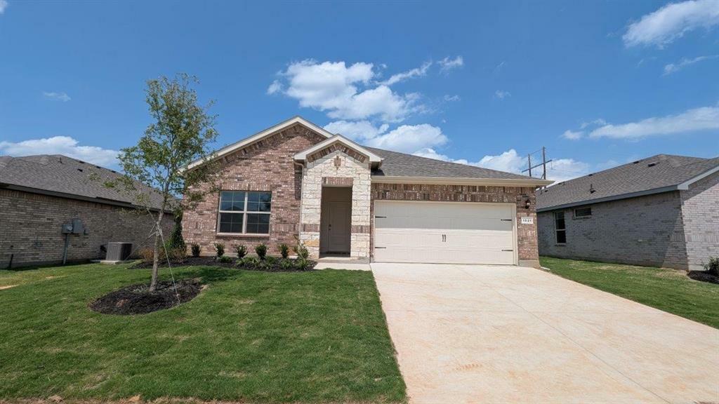 Property Photo: 1021 Traction Trail TX 76031