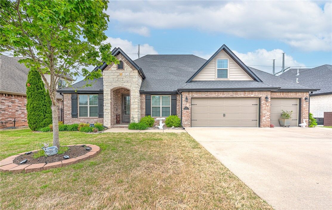 Property Photo:  204 SW Highland Road  AR 72712 