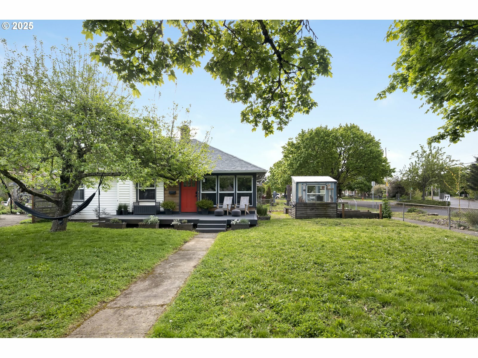 Property Photo: 8604 NE Dyer St OR 97220