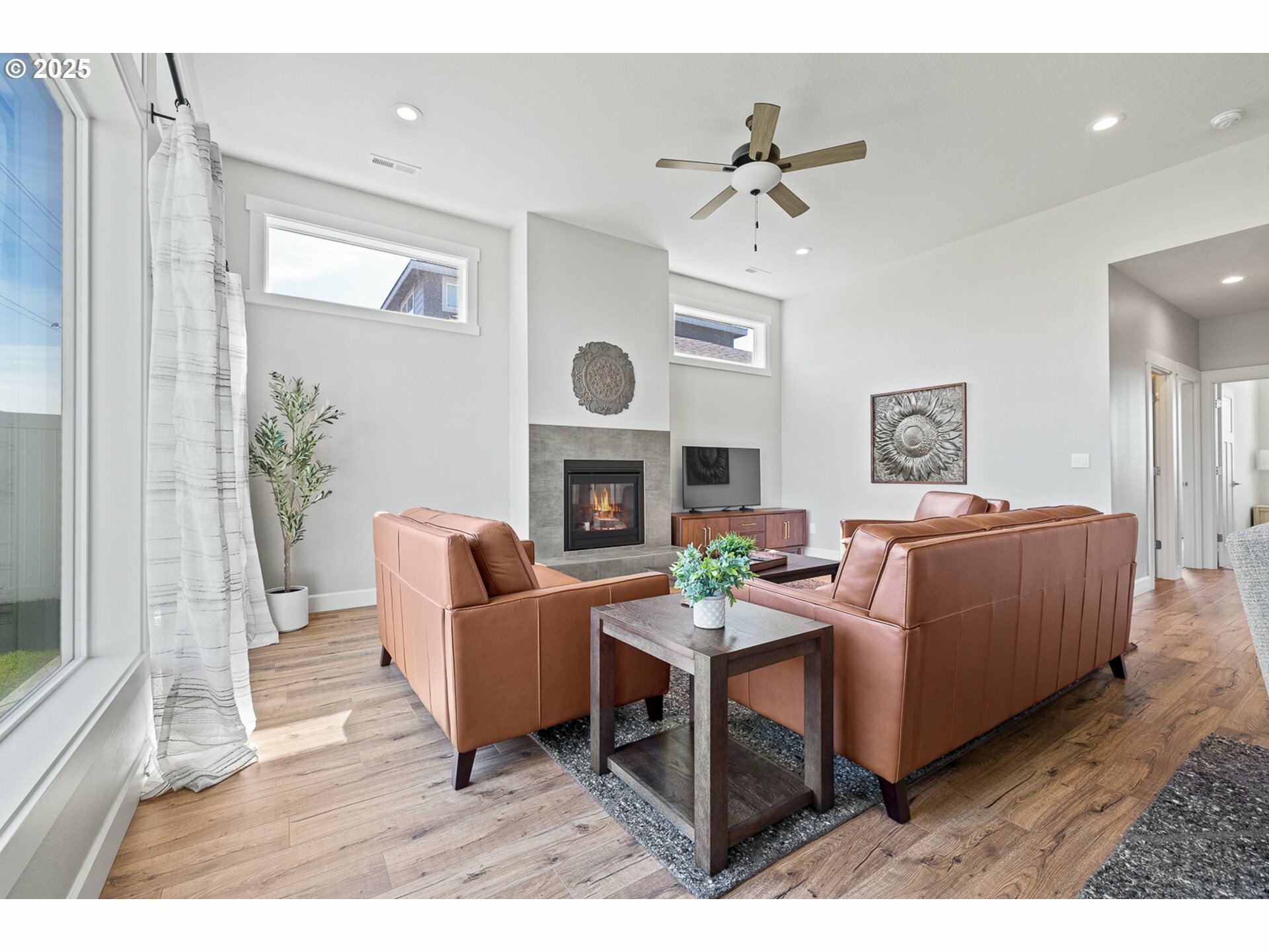 Property Photo: 833 E Autumn Ave OR 97838