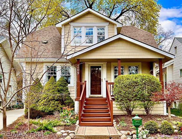 Property Photo: 209 E Woodland Street MI 48220