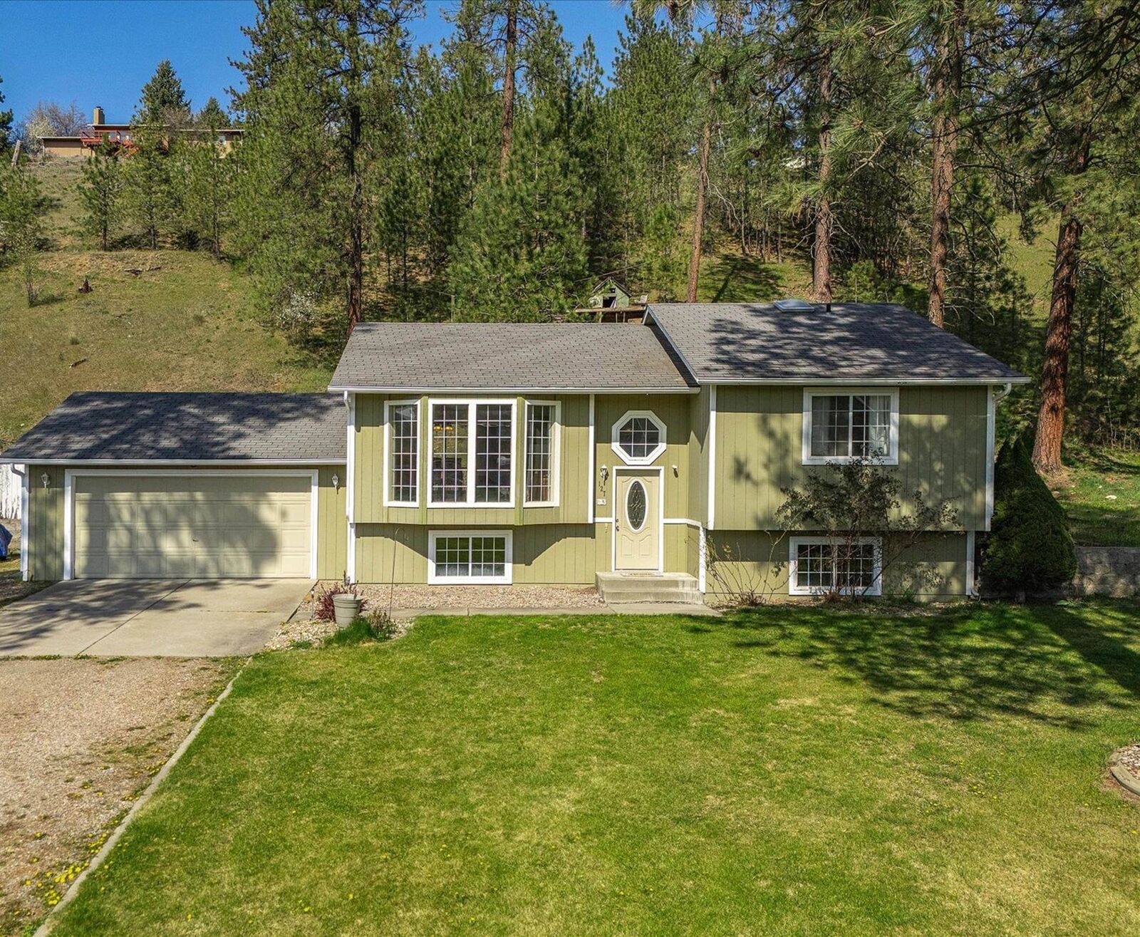 Property Photo: 127 E Wynot Dr WA 99026