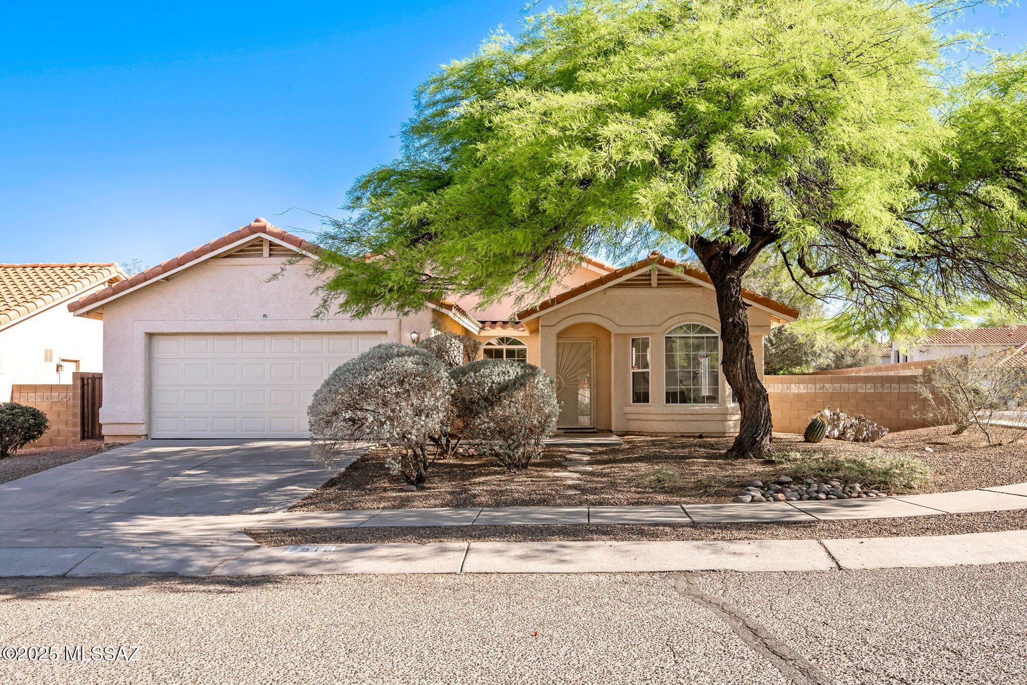 Property Photo: 7916 E Waverly Street AZ 85715