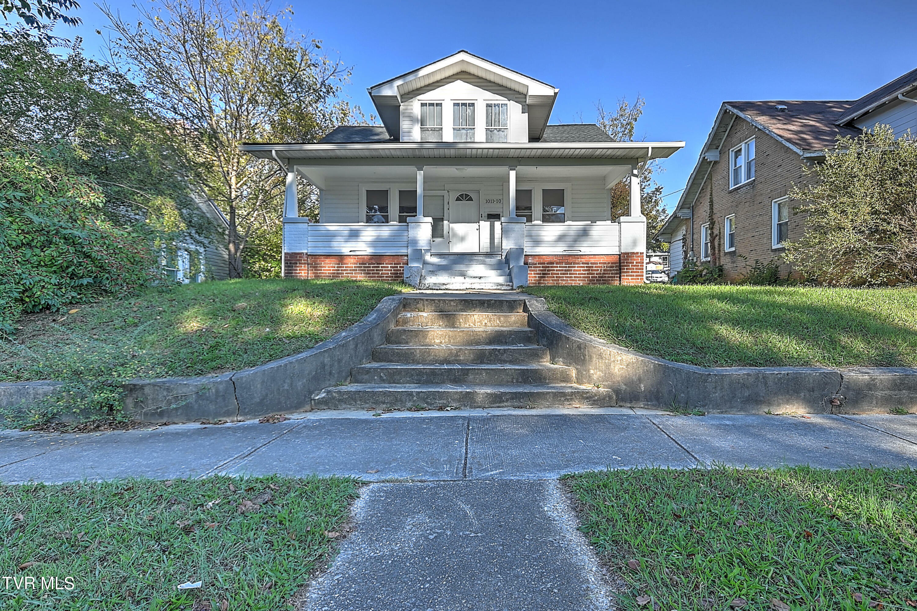Property Photo: 1011 East Unaka Avenue TN 37601