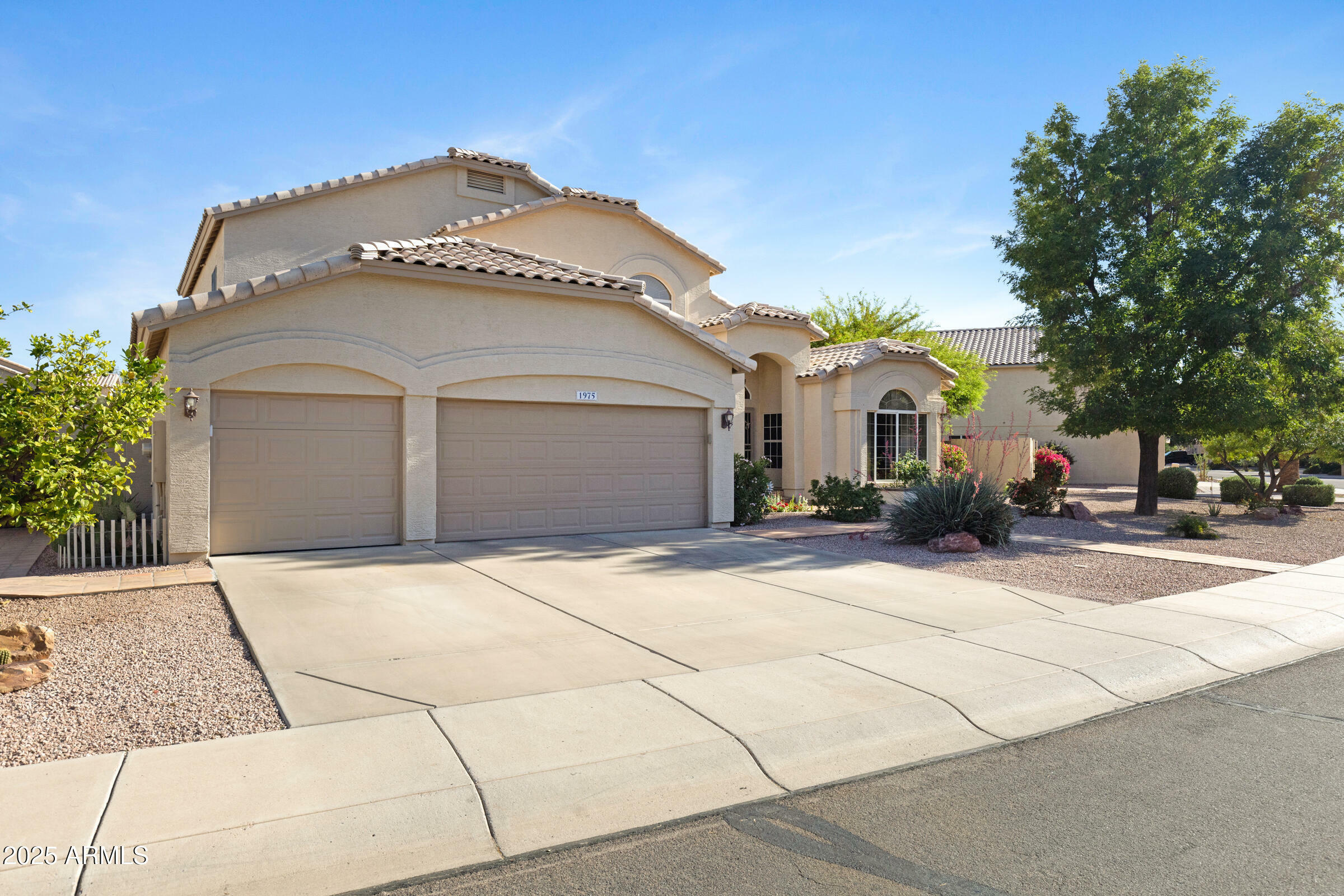 Property Photo: 1975 E Chilton Drive AZ 85283