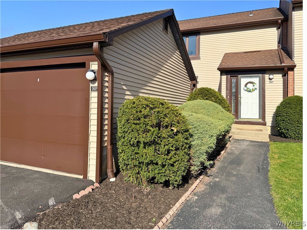 Property Photo: 207 Charlesgate Circle NY 14051