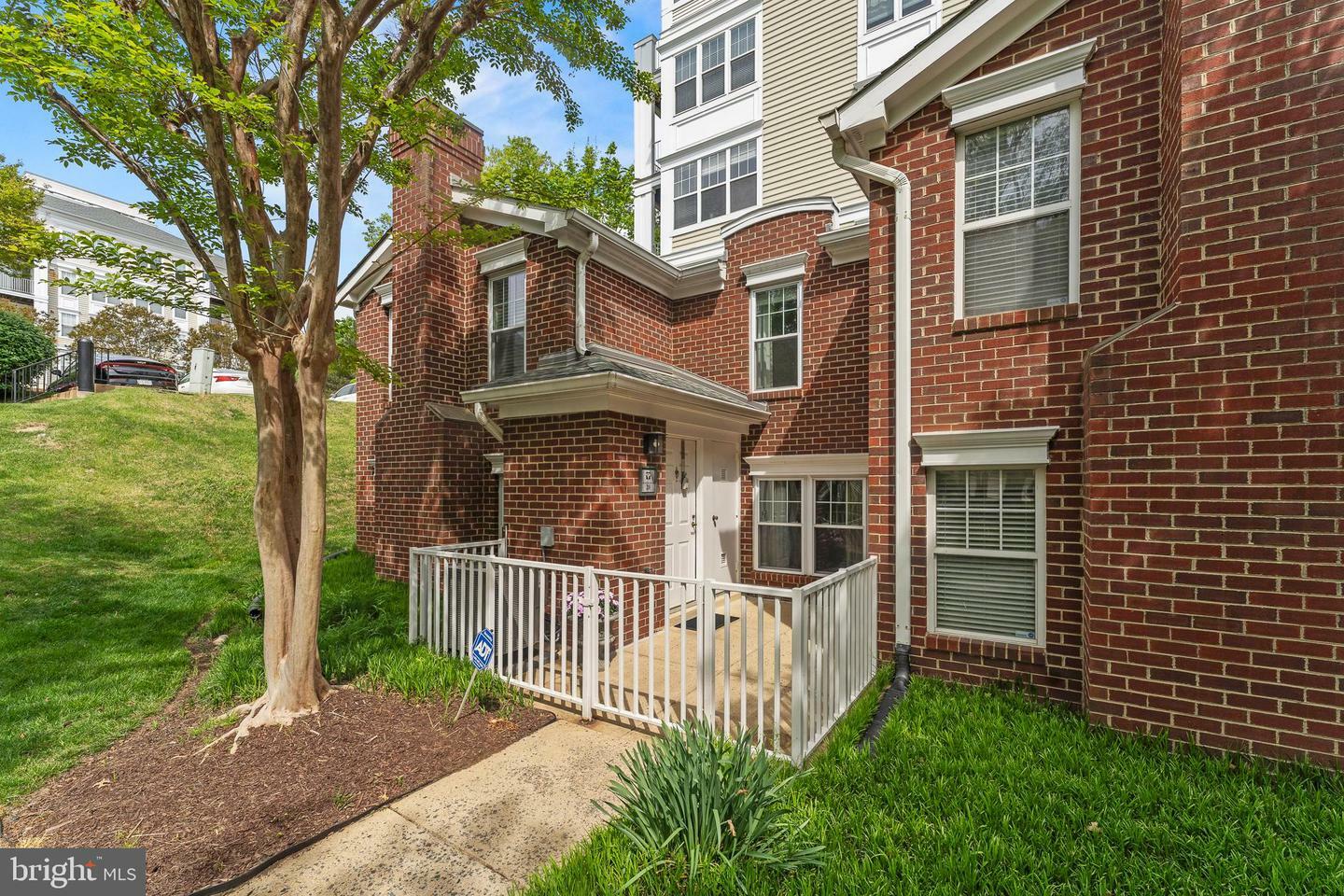 Property Photo: 1641 International Drive Th-20 VA 22102
