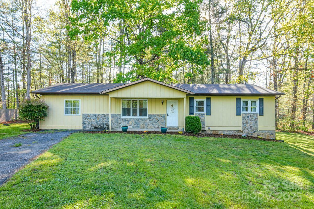 Property Photo: 16 Stoney Nob Drive NC 28792