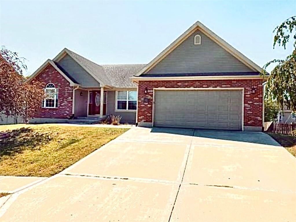 Property Photo: 915 W 8th Avenue MO 64060