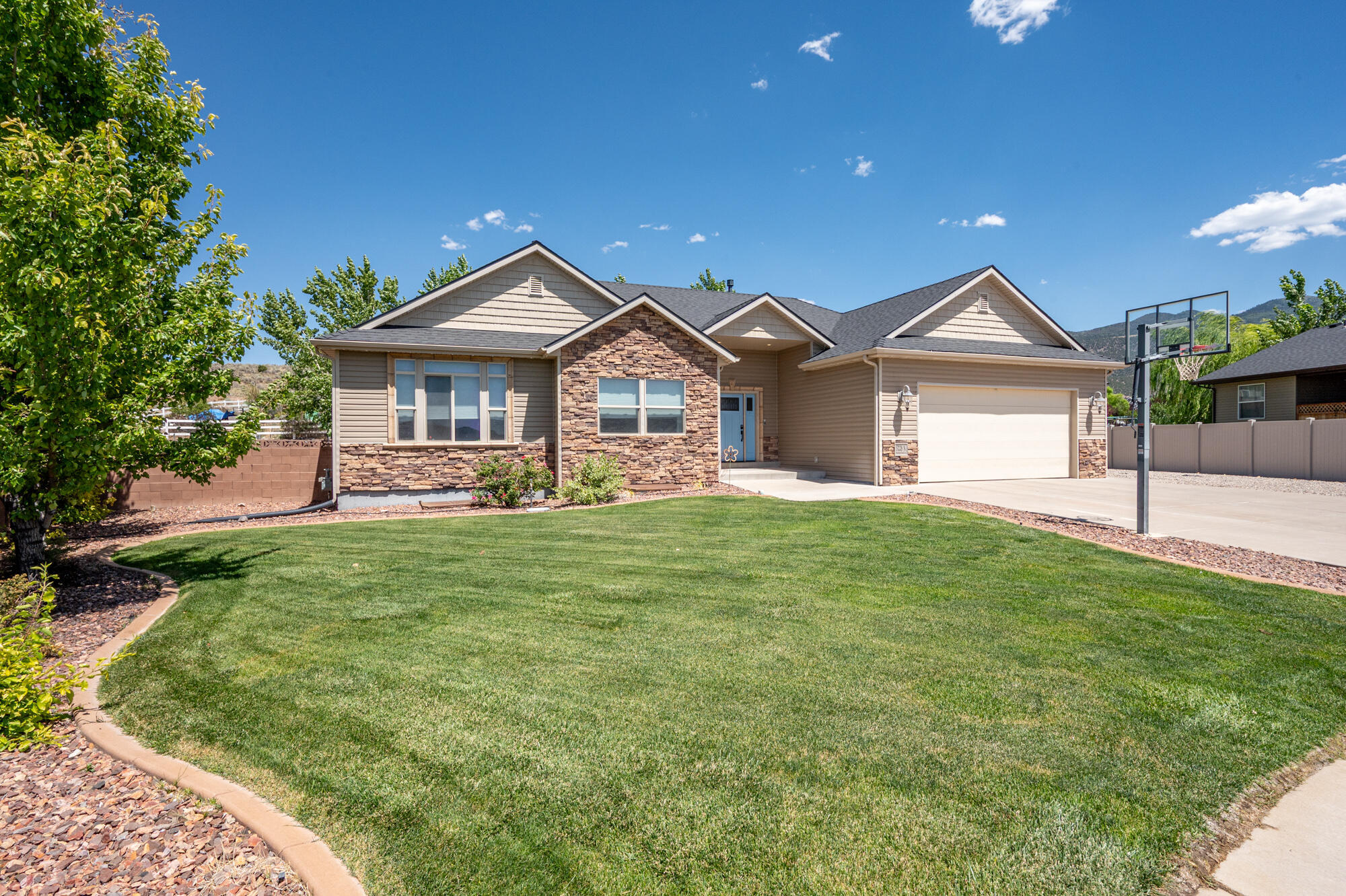 Property Photo: 5228 N Woodland Pointe Cir UT 84721