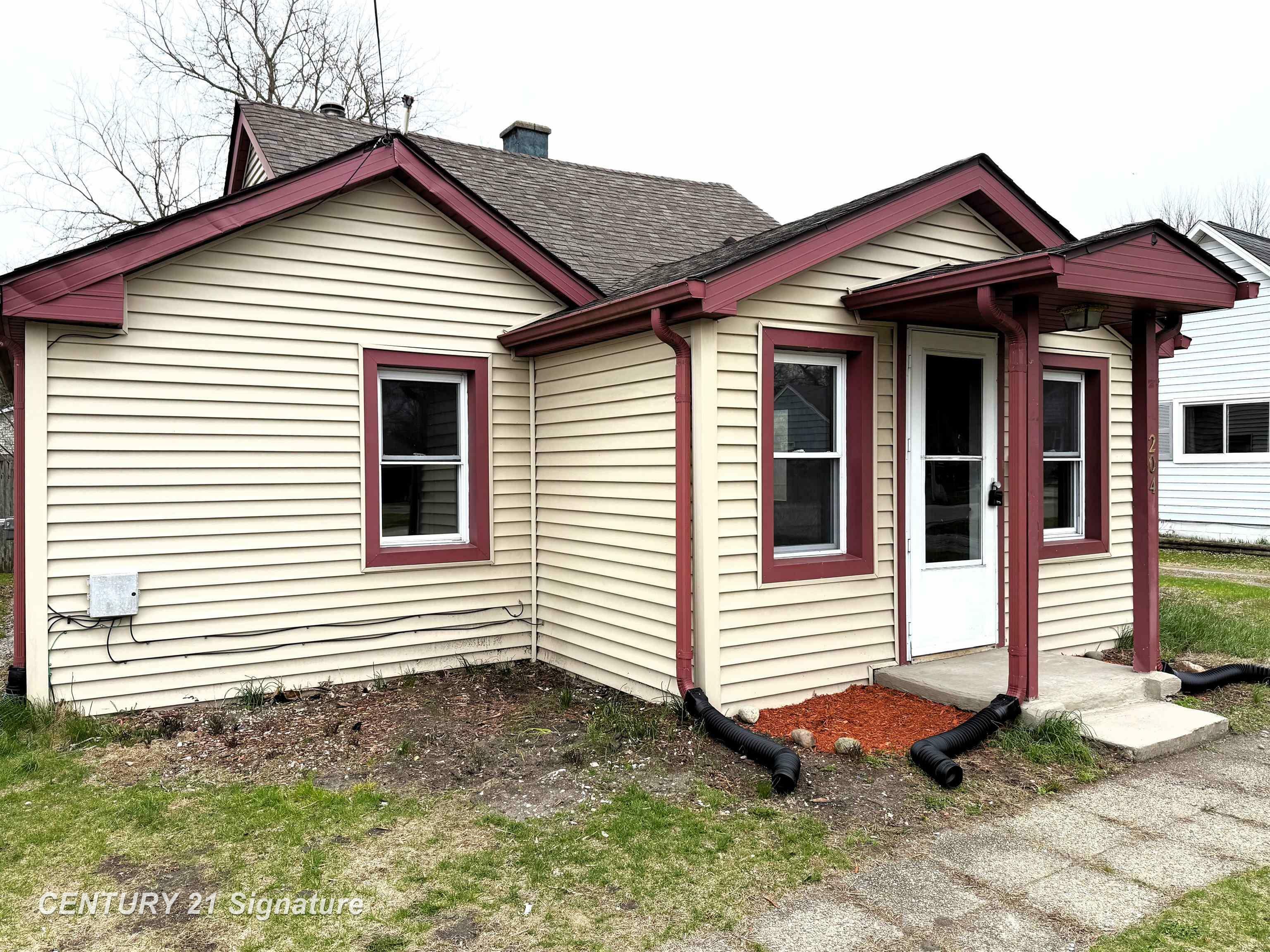 Property Photo: 204 Oxford Street MI 48708