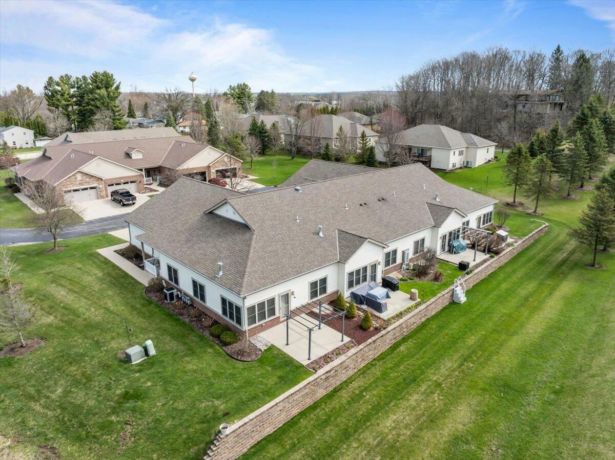 Property Photo: 652 Pleasantwood Dr 4 WI 53040