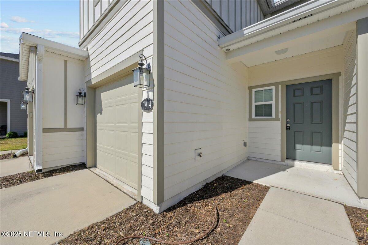 Property Photo: 7914 Merchants Way FL 32222