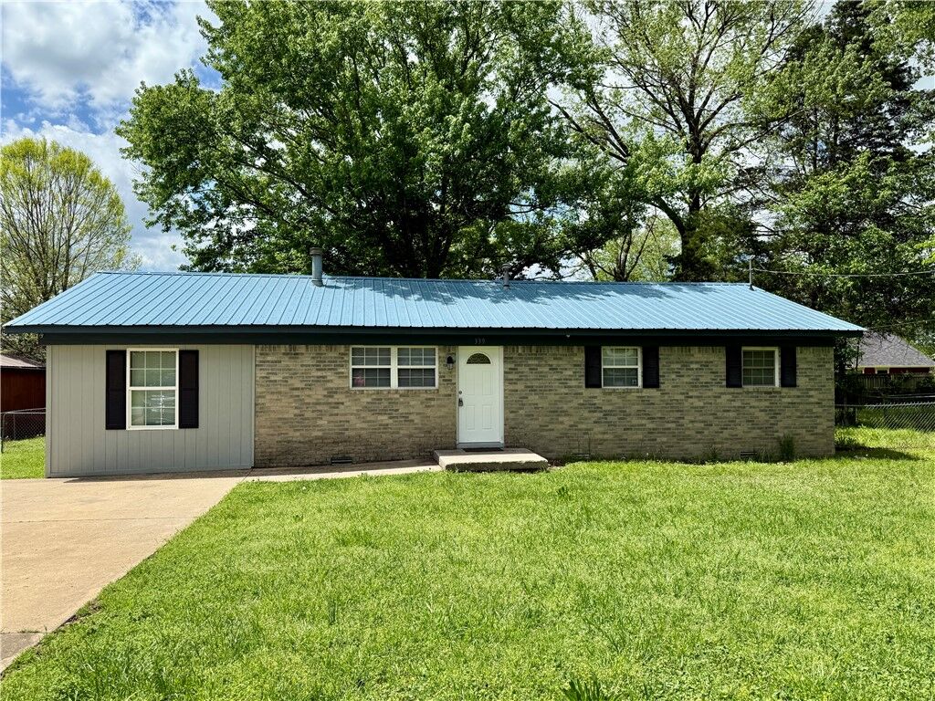 Property Photo: 339 N Davis Street AR 72751