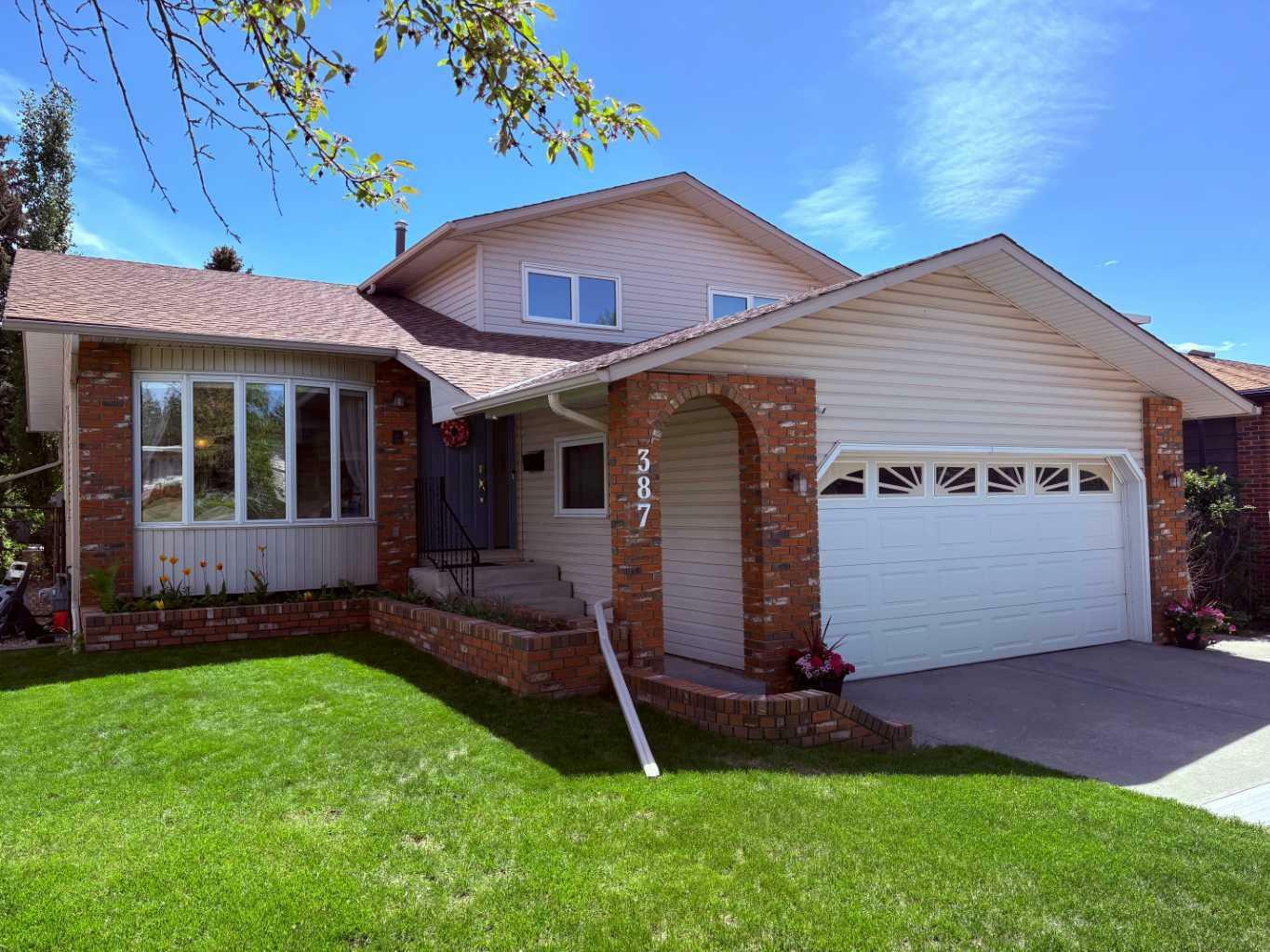 Property Photo:  387 Silvergrove Drive NW  AB T3B 4T2 