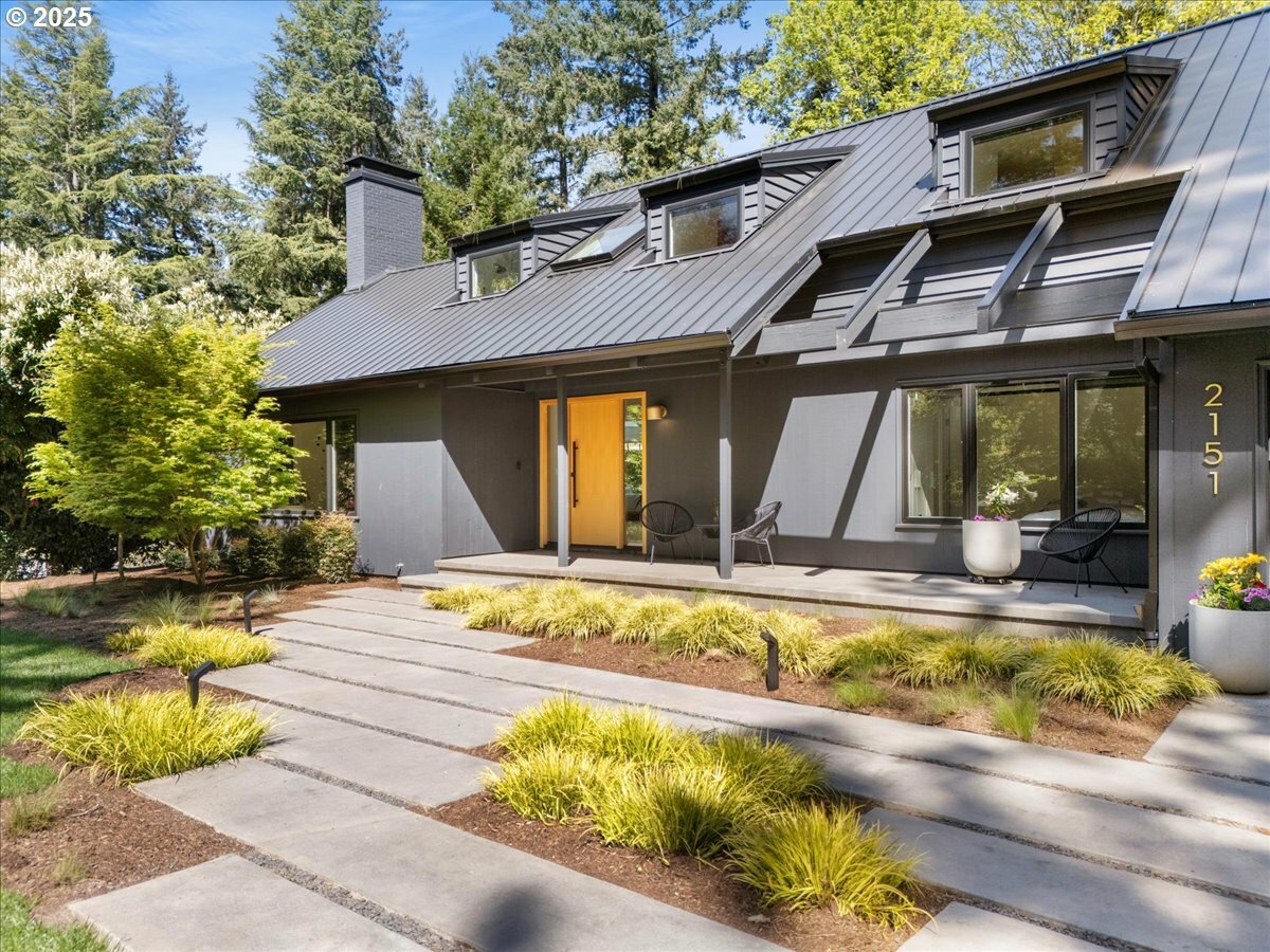 Property Photo: 2151 Crest Dr OR 97034