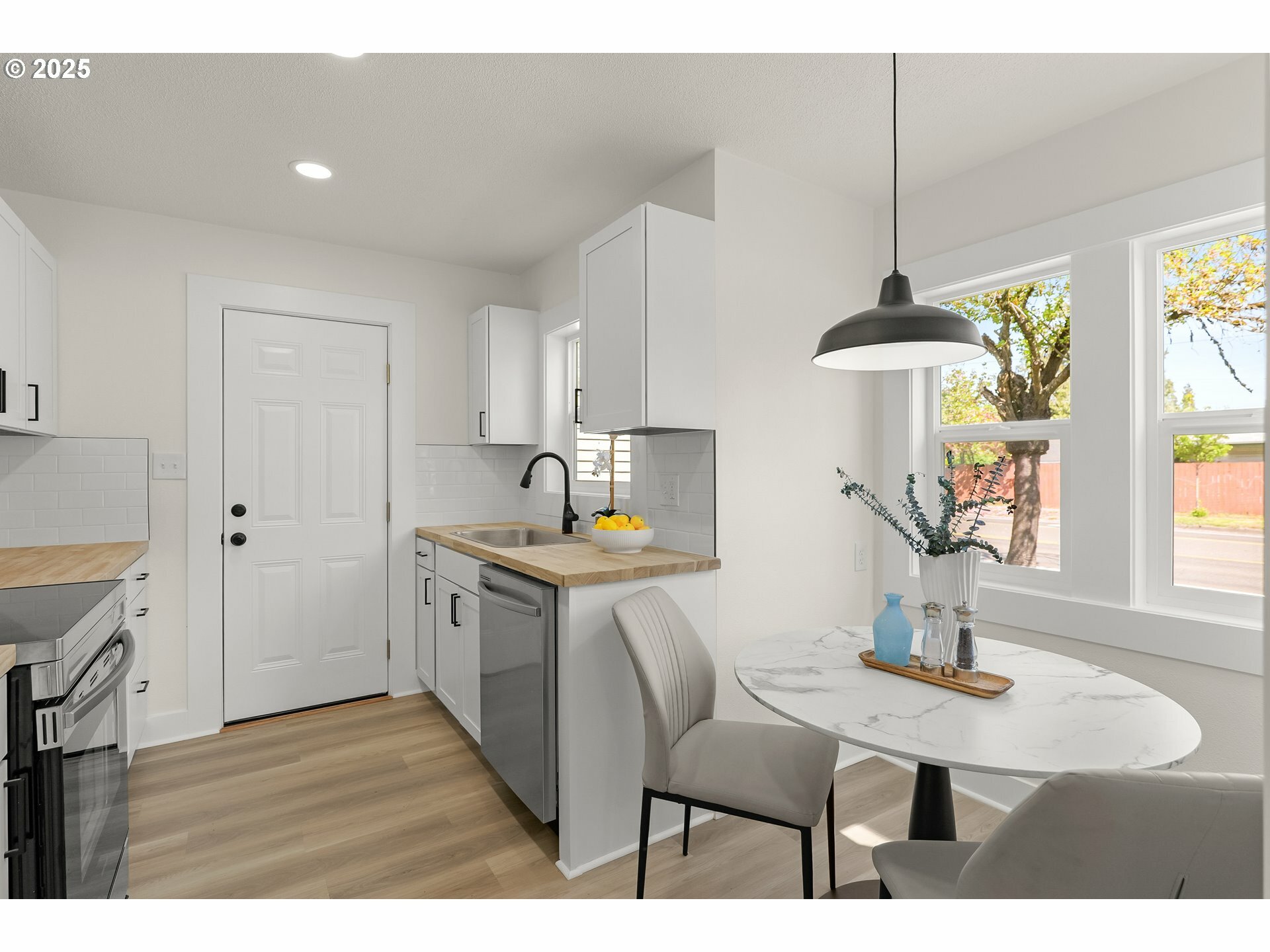 Property Photo:  2495 Myrtle Ave NE  OR 97301 