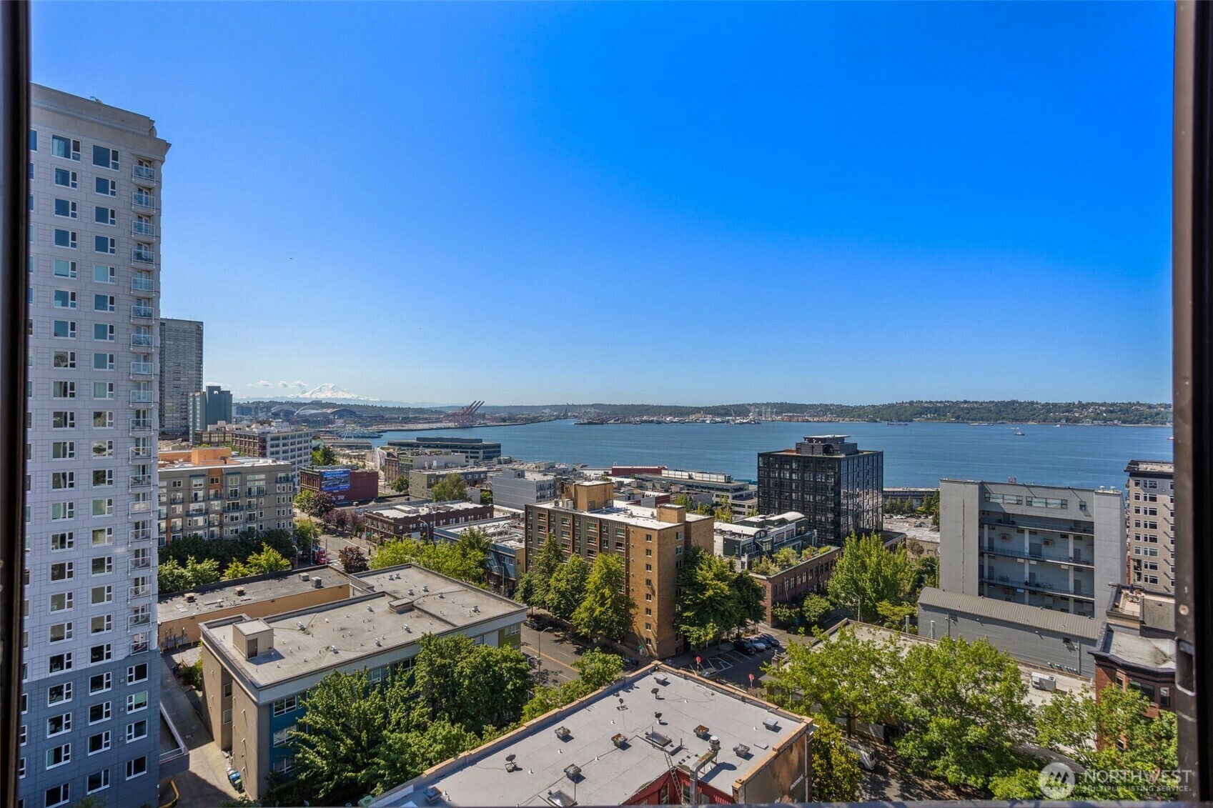 Property Photo: 2621 2nd Ave 1601 WA 98121