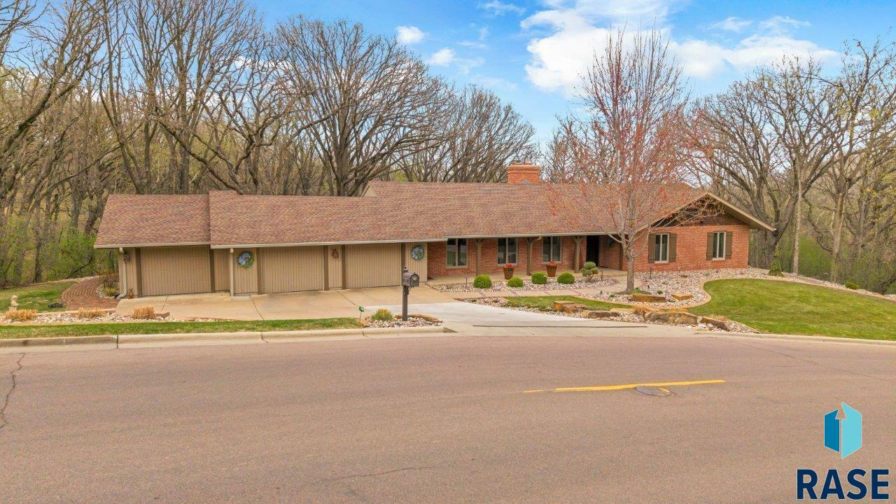 Property Photo:  1004 E Tomar Rd  SD 57105 